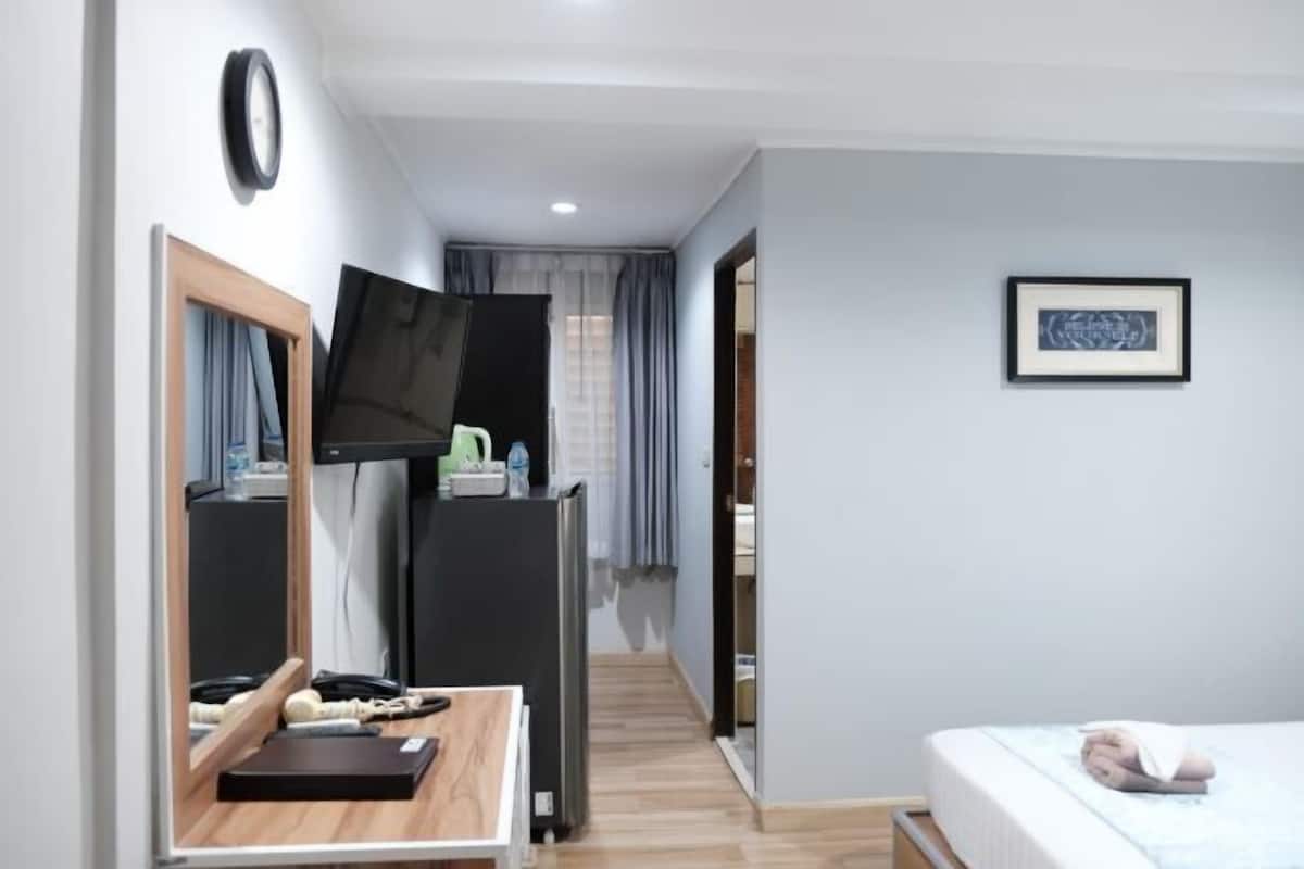 1 habitación, caja de seguridad en la habitación y escritorio