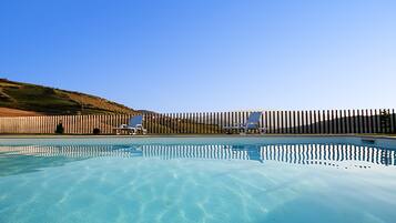 Utendørsbasseng, bassengparasoller og solsenger