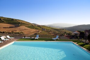 Hồ bơi ngoài trời, dù/ô trên bãi biển/hồ bơi, ghế dài tắm nắng 