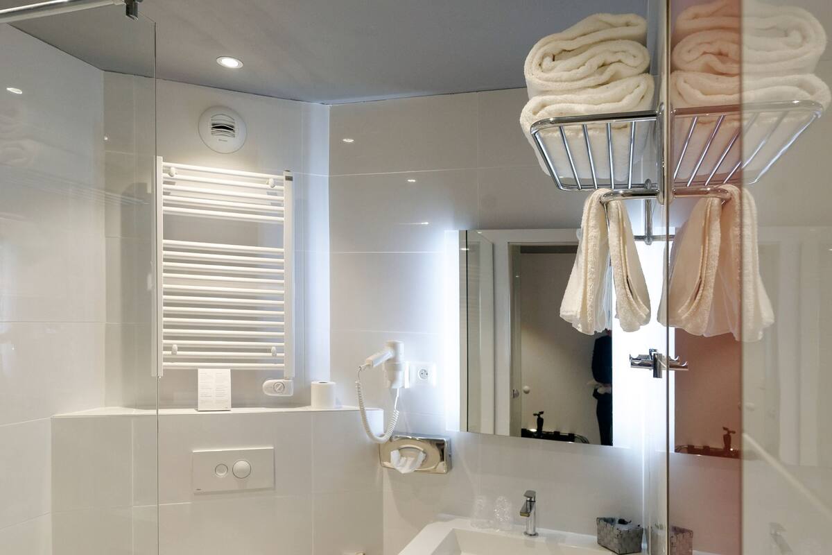 shower, free toiletries, hair dryer, slippers