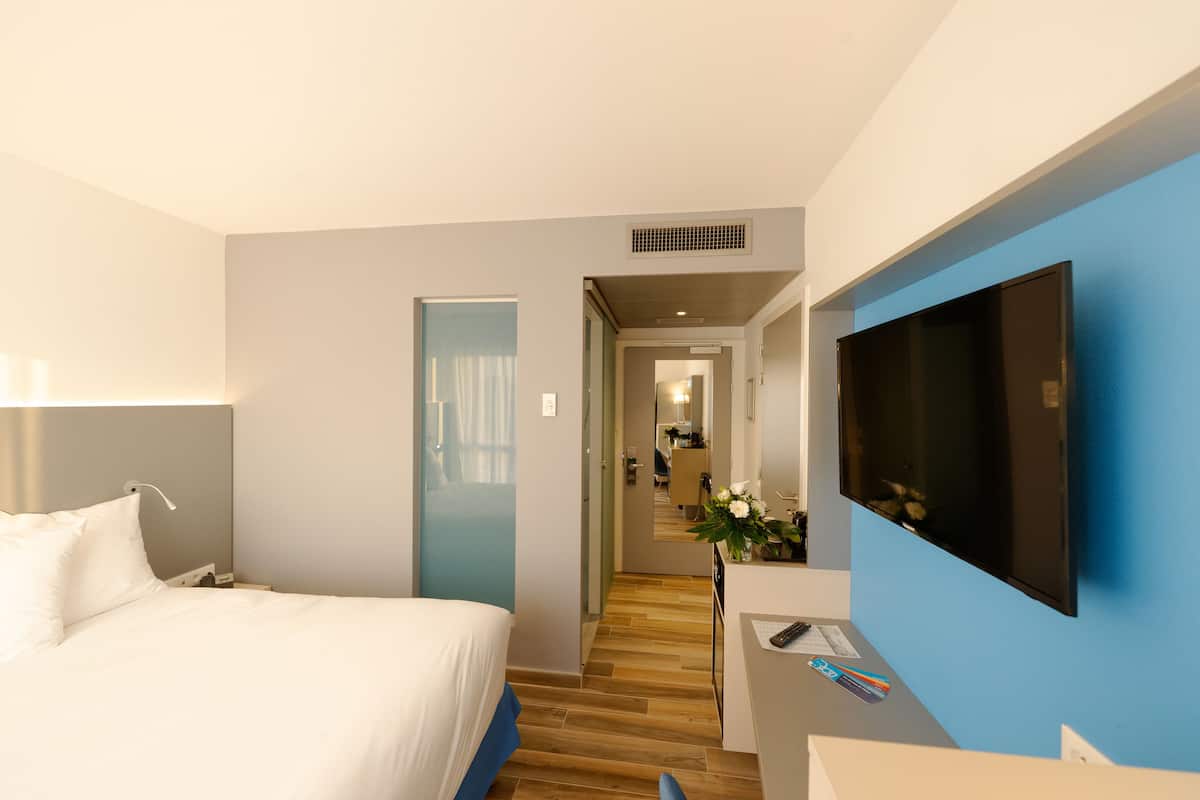 Free minibar items, in-room safe, soundproofing, iron/ironing board