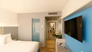 Een minibar met enkele gratis items, een kluis op de kamer