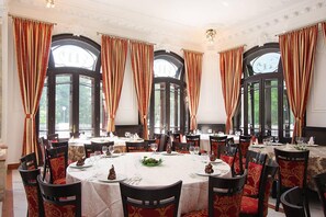 Serveert ontbijt, lunch, diner, internationale gerechten 