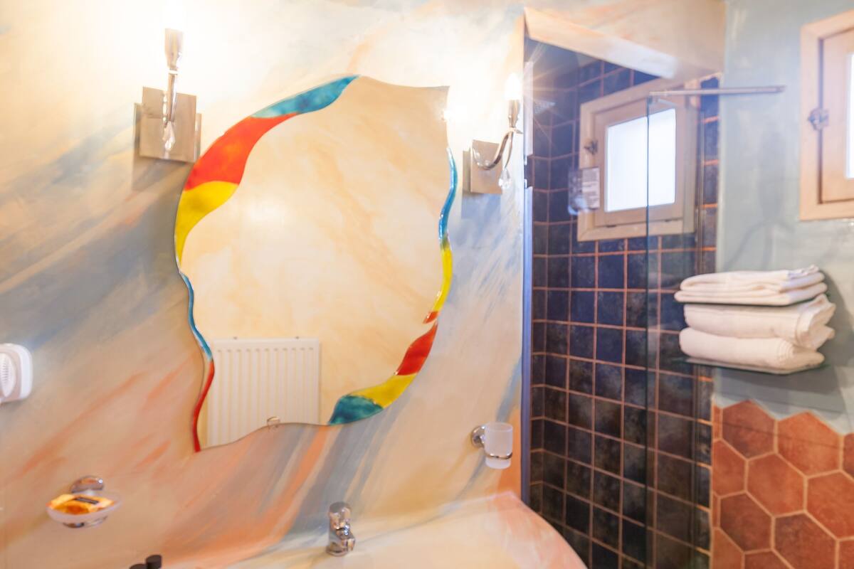 deluxe suite, mountain view | bathroom | shower, free toiletries, hair dryer, slippers