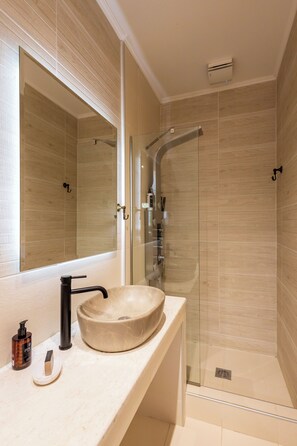 Chambre classique double, vue sur la montagne (Attic) | Salle de bain | Douche, articles de toilette (gratuits), séchoir à cheveux, pantoufles