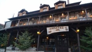 Un bâtiment de style chalet traditionnel, sur lequel on peut lire l’inscription « ANATRE ».