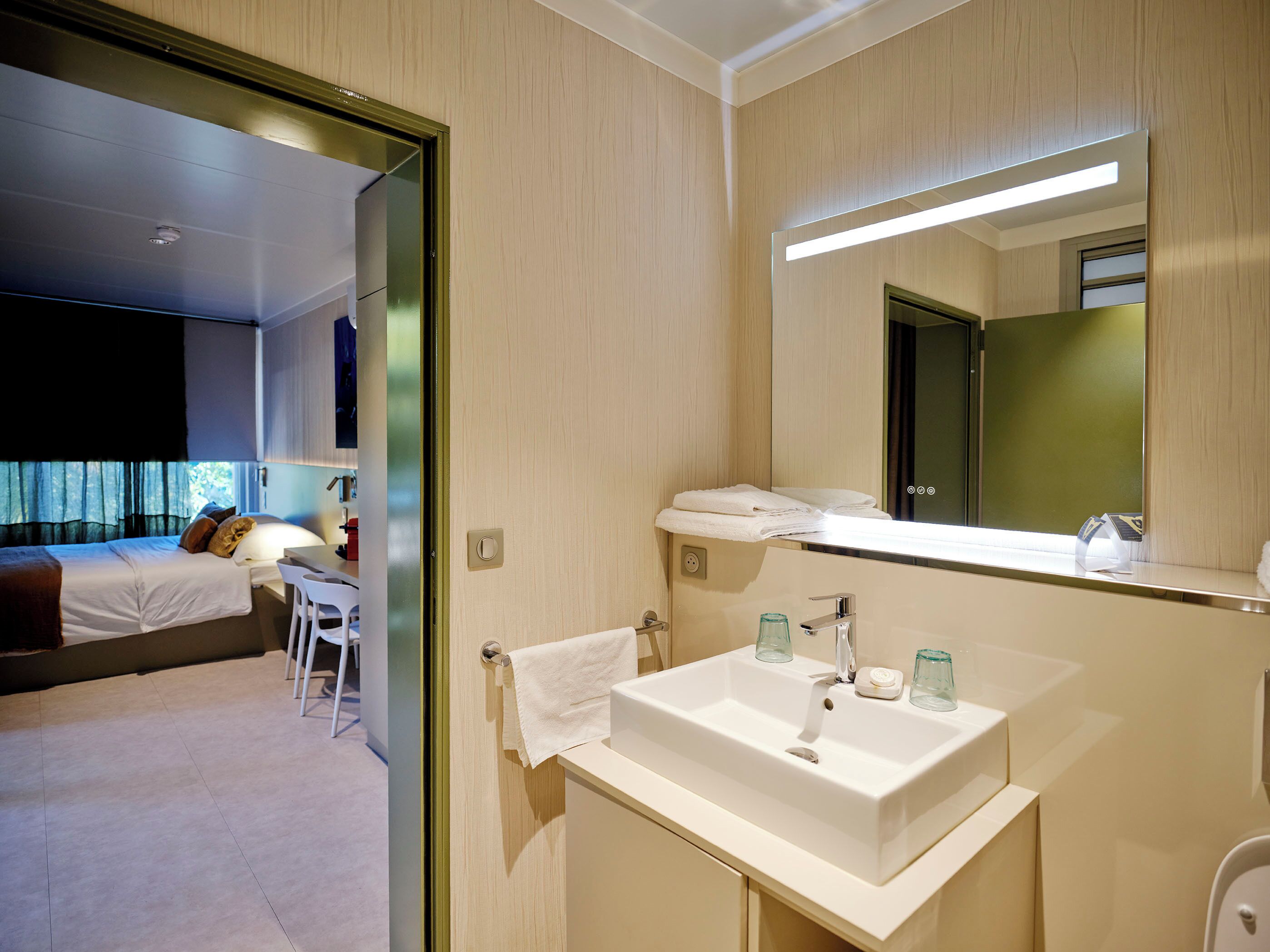 panoramic room, terrace | bathroom | shower, free toiletries, hair dryer, towels