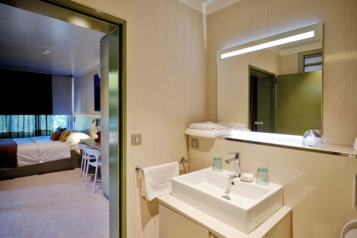 panoramic room, terrace | bathroom | shower, free toiletries, hair dryer, towels