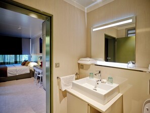 Quarto panorâmico, terraço | Banheiro | Chuveiro, produtos de toalete grátis, secador de cabelo 