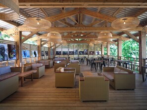 Breakfast, lunch, dinner served; international cuisine, beach views - Le Jardin Maore (Boueni)