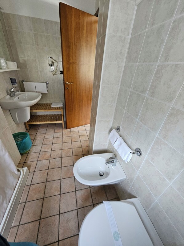 Un baño con dos lavamanos, un inodoro y una ducha.