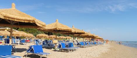 Plage privée à proximité, chaises longues, parasols, bar de plage