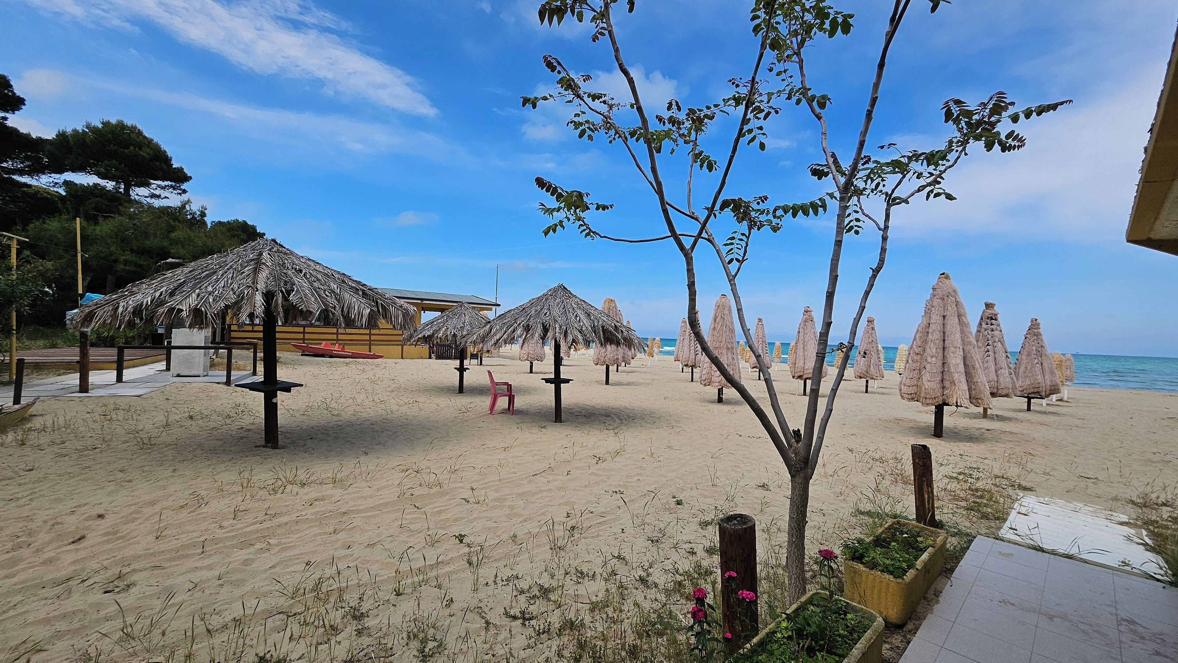 Pantai pribadi di sekitar, kursi berjemur, payung pantai, dan bar pantai