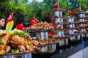 2 restaurants, breakfast, lunch, dinner served; seafood