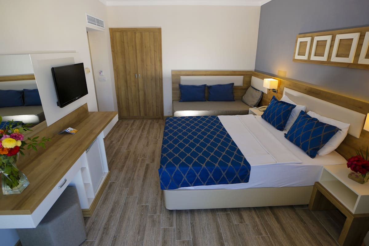 Chambre Standard, non-fumeur, vue sur le jardin | Minibar contenant certains articles gratuits