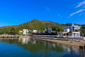 Playa privada, sillas reclinables de playa, sombrillas