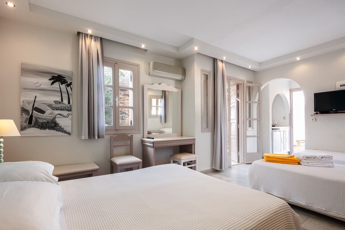 Quadruple Room with Sea View & Terrace | 1 phòng ngủ, két bảo mật tại phòng