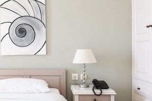 Aegean Room with Balcony & Sea View | Safe på rommet, wi-fi (inkludert) og sengetøy