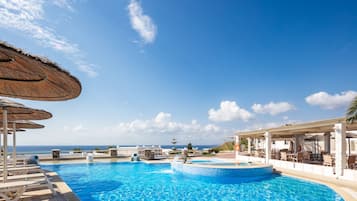 Piscine extérieure (ouverte en saison), parasols de plage
