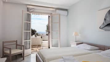 Aegean Room with Terrace & Sea View | Zimmersafe, kostenloses WLAN, Bettwäsche