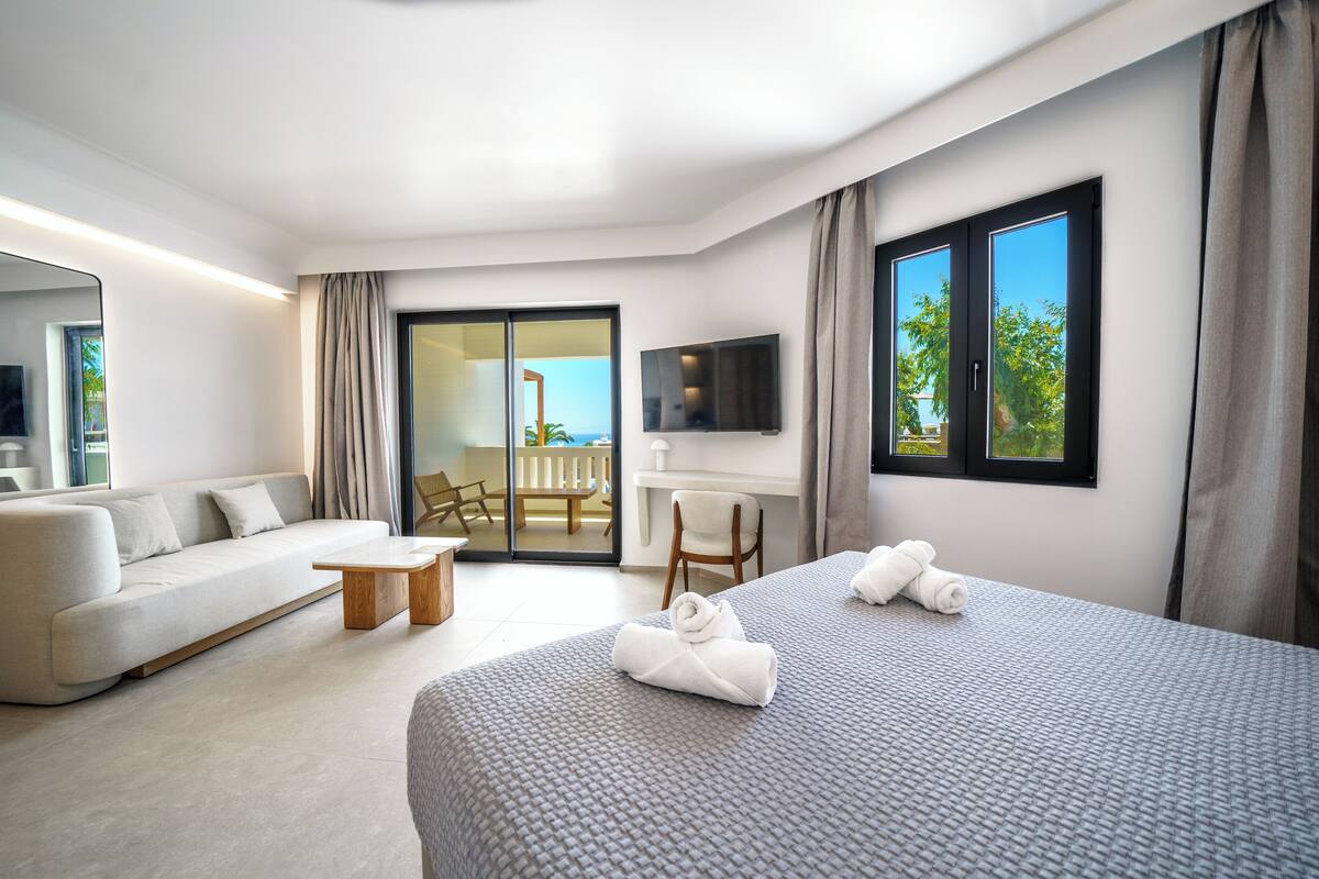 Accessible Premium Room with Balcony & Sea View | Coffres-forts dans les chambres, Wi-Fi gratuit, draps fournis