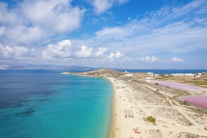 Beach nearby, sun-loungers, beach umbrellas, beach volleyball - Kavuras Village Hotel & Suites (Naxos)