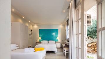 Aegean Quadruple Room with Terrace & Sea View | Brankas, Wi-Fi gratis, dan seprai linen