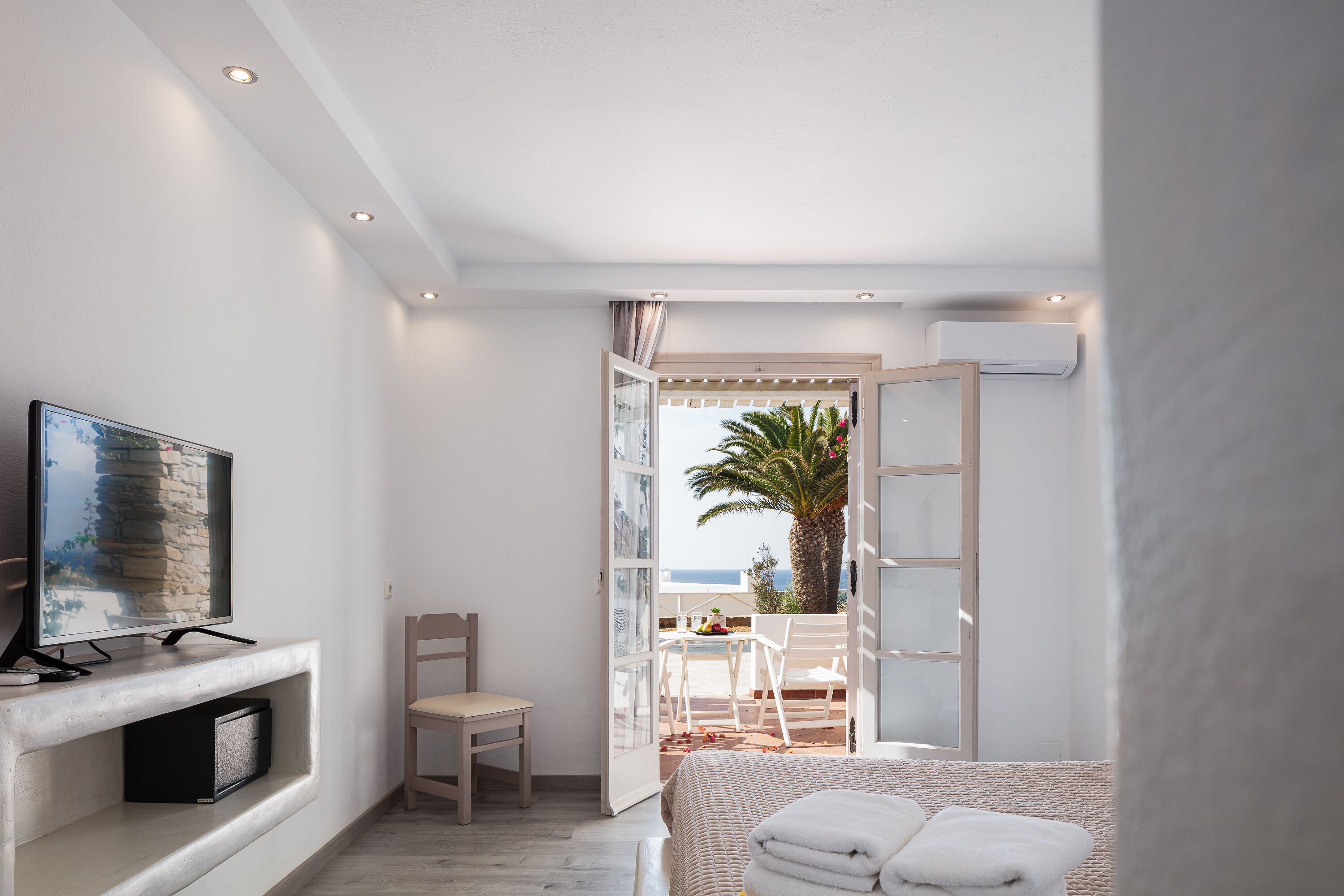 Aegean Room with Terrace & Sea View | Zimmersafe, kostenloses WLAN, Bettwäsche