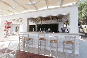 Bar ved bassenget
