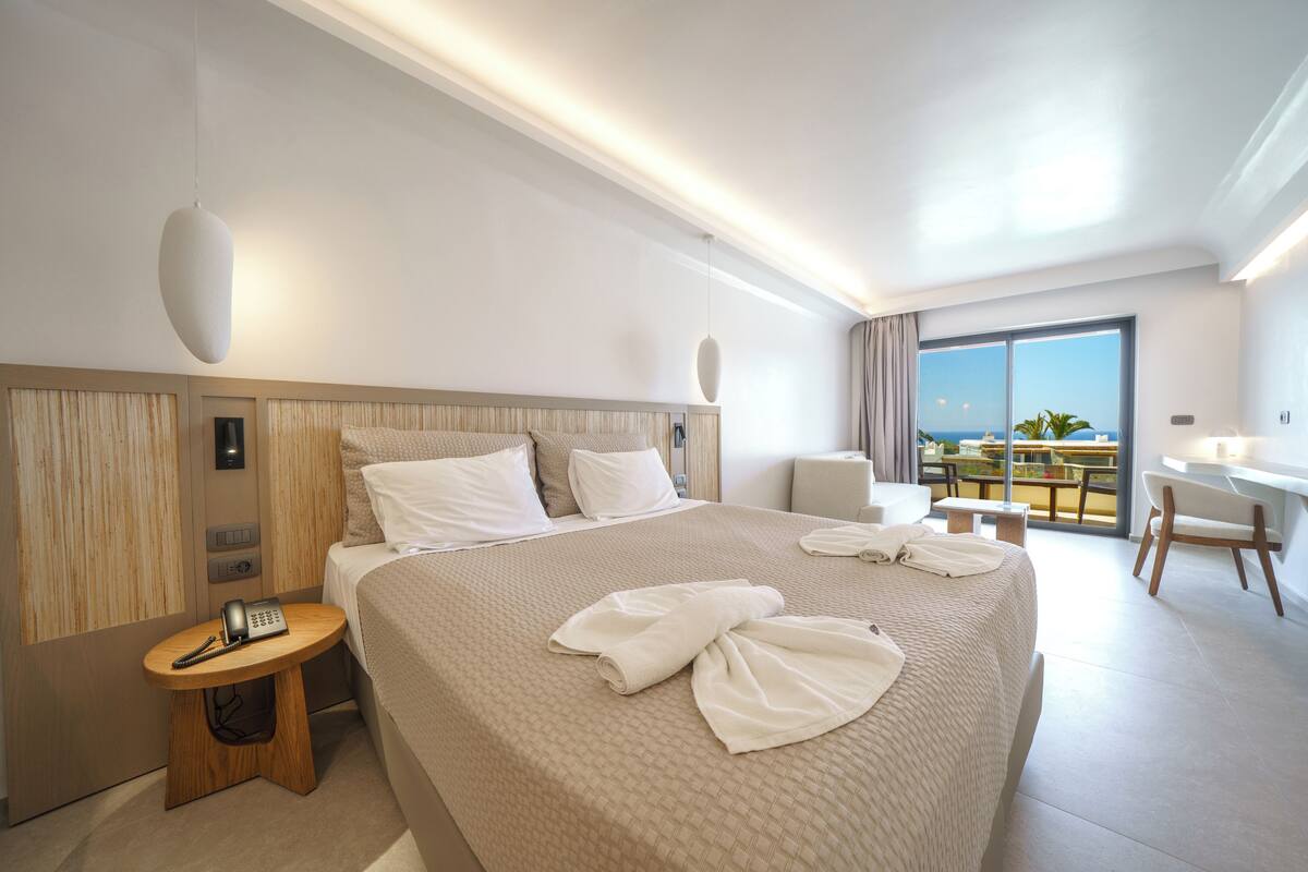 Aegean Junior Suite with Balcony & Sea View | Coffres-forts dans les chambres, Wi-Fi gratuit, draps fournis