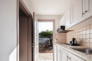 Aegean Room with Terrace & Garden View | Safe på rommet, wi-fi (inkludert) og sengetøy
