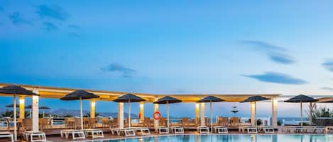 Piscine extérieure (ouverte en saison), parasols de plage