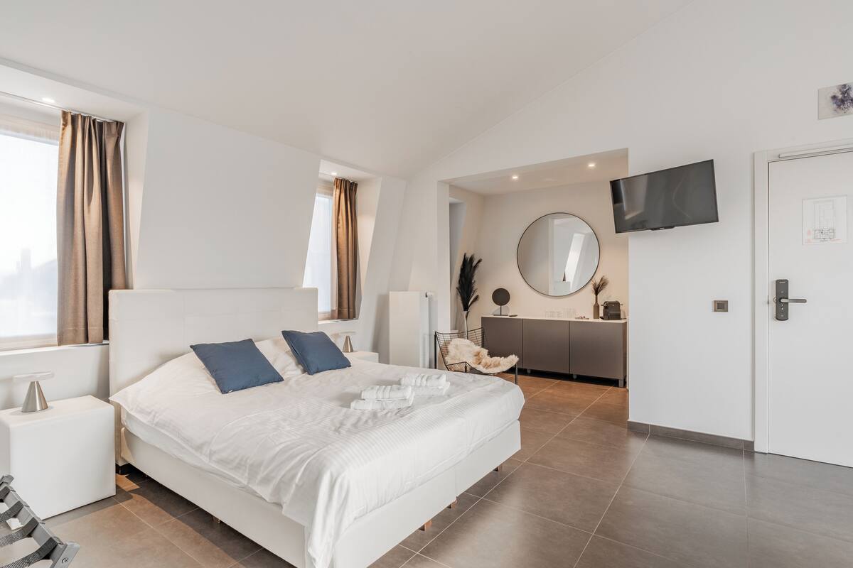 Suite – deluxe | Allergitestet sengetøy, minibar, safe på rommet og skrivebord