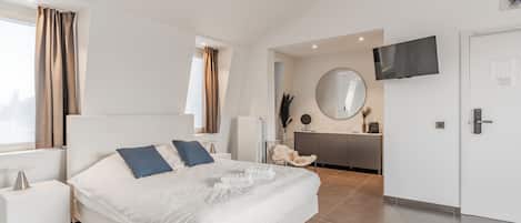 Deluxe Suite | 1 bedroom, hypo-allergenic bedding, minibar, in-room safe