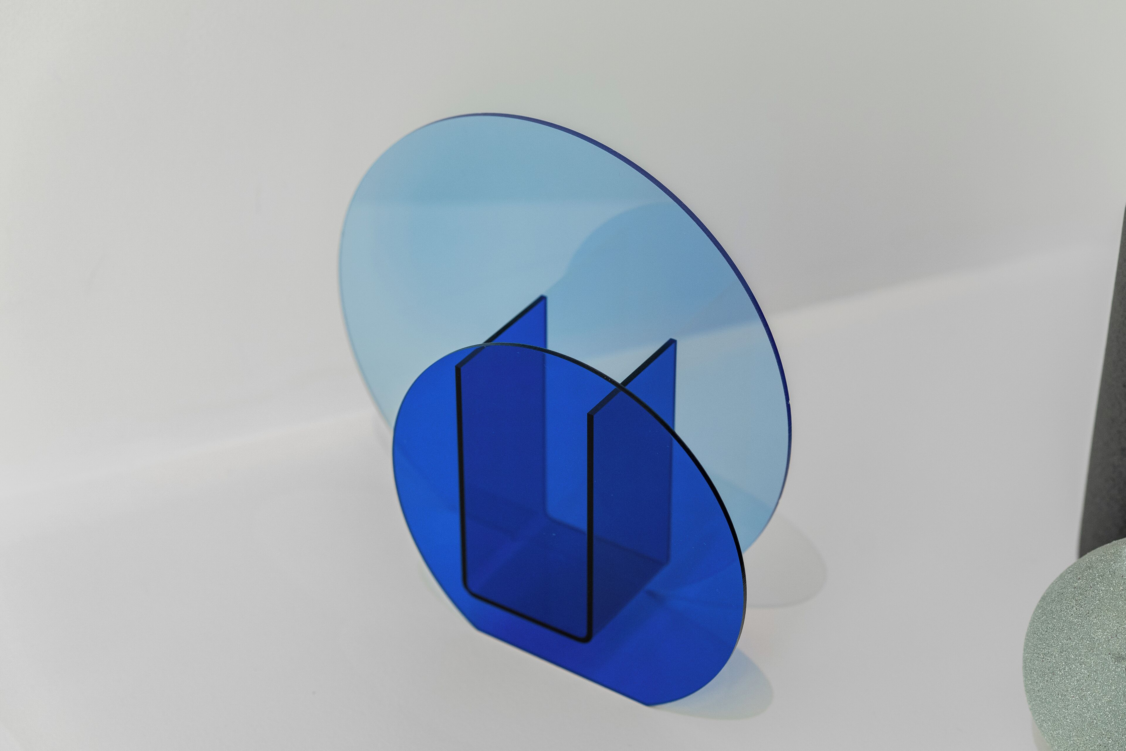 Une installation artistique géométrique au design bleu et transparent.