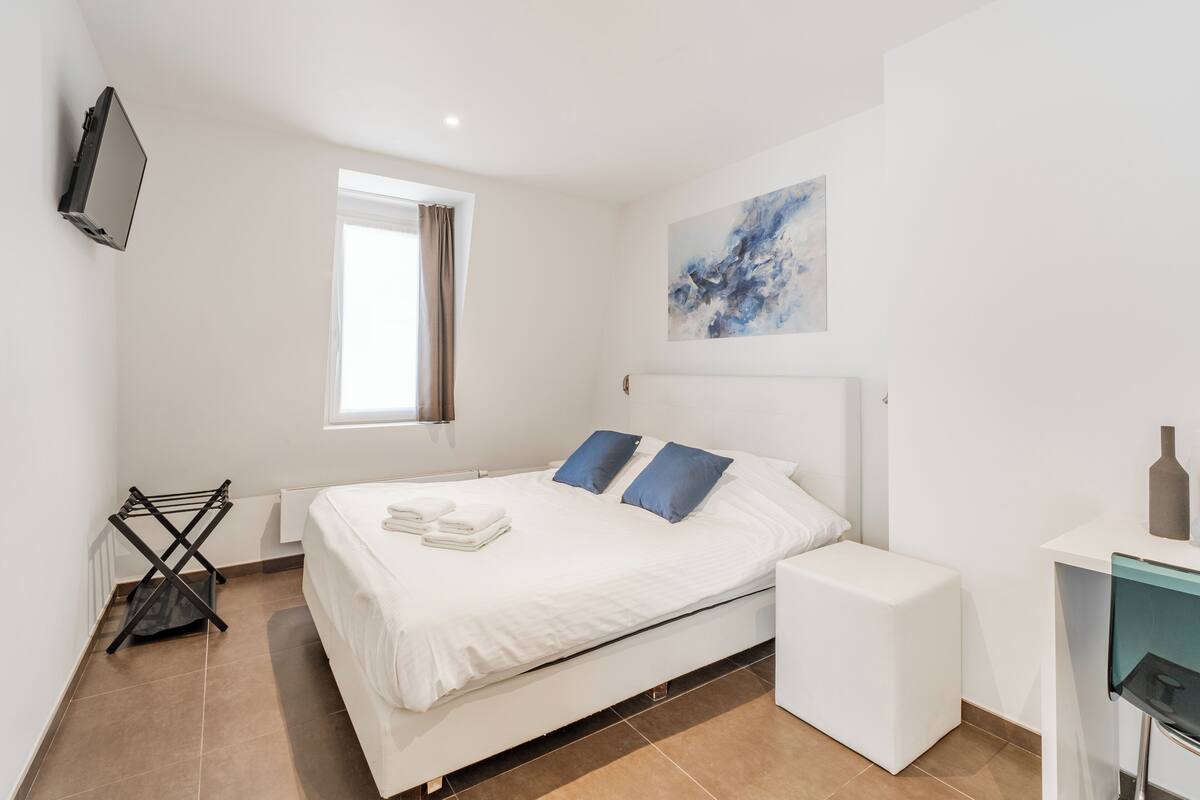 Dobbeltrom – comfort | Allergitestet sengetøy, minibar, safe på rommet og skrivebord