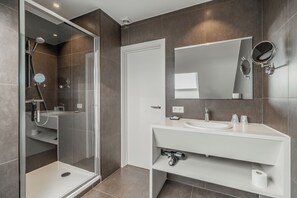 Ropa de cama hipoalergénica y minibar 