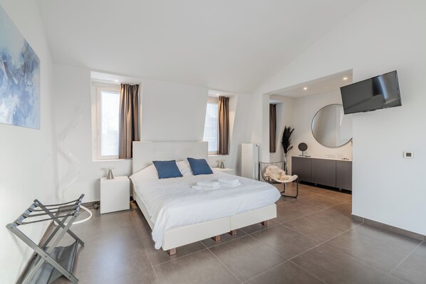 Suíte luxo | 1 quarto, roupas de cama antialérgicas, frigobar, cofres nos quartos