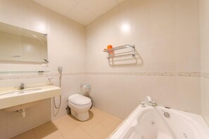 Standard Quadruple Room | Bilik Mandi | Pancuran mandi, kelengkapan dandanan diri percuma, pengering rambut 