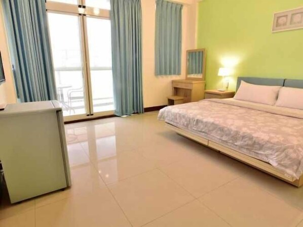 Classic Quadruple Room | Desk, rollaway beds, free WiFi