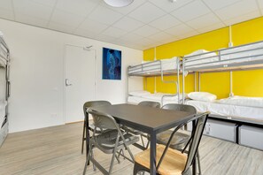 Dormitori compartit bàsic, dormitori mixt | Caixa forta a l'habitació, decoració individual i mobiliari individual 