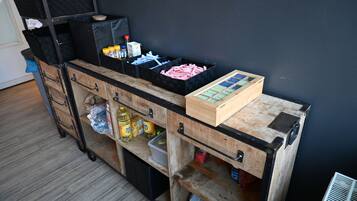 Refrigerador con congelador, microondas, horno y parrilla de estufa