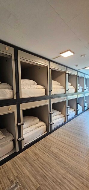 Single Capsule in a room with other capsules | 客房内保险箱、特色装修、特色家居、办公桌
