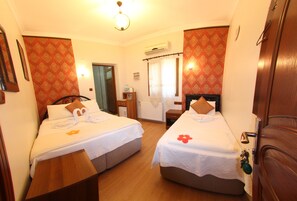 Triple Room | Minibar, desk, soundproofing, free WiFi - Boomerang Guesthouse (Selçuk)