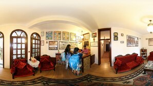 Lobby-lounge