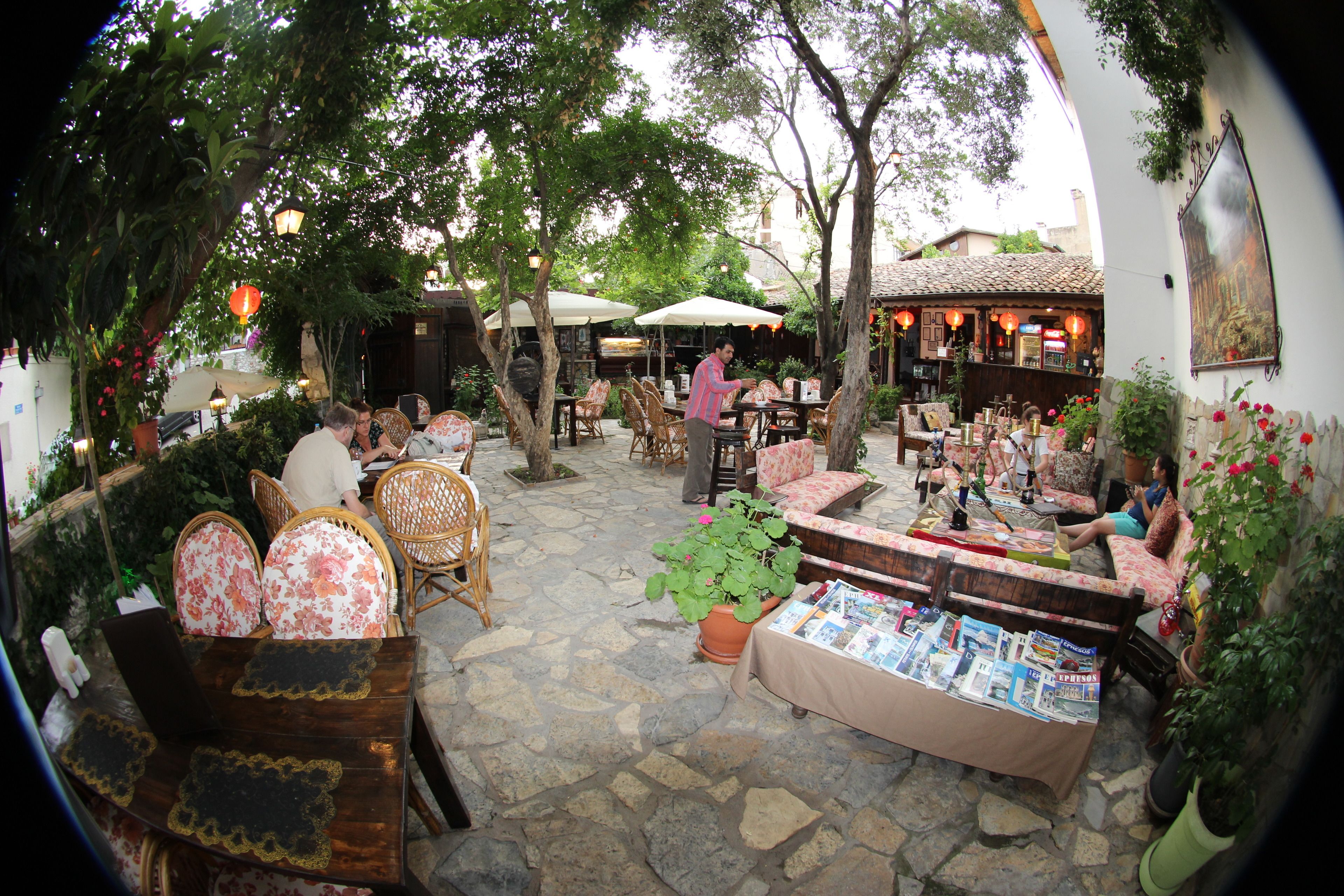 Melayani sarapan, makan siang, dan makan malam