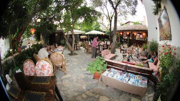 Serveert ontbijt, lunch en diner