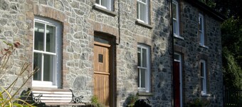 Bronfelin & Troed-y-rhiw Holiday Cottages