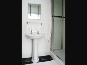 Cottage, Private Bathroom (Bronfelin) | Bathroom