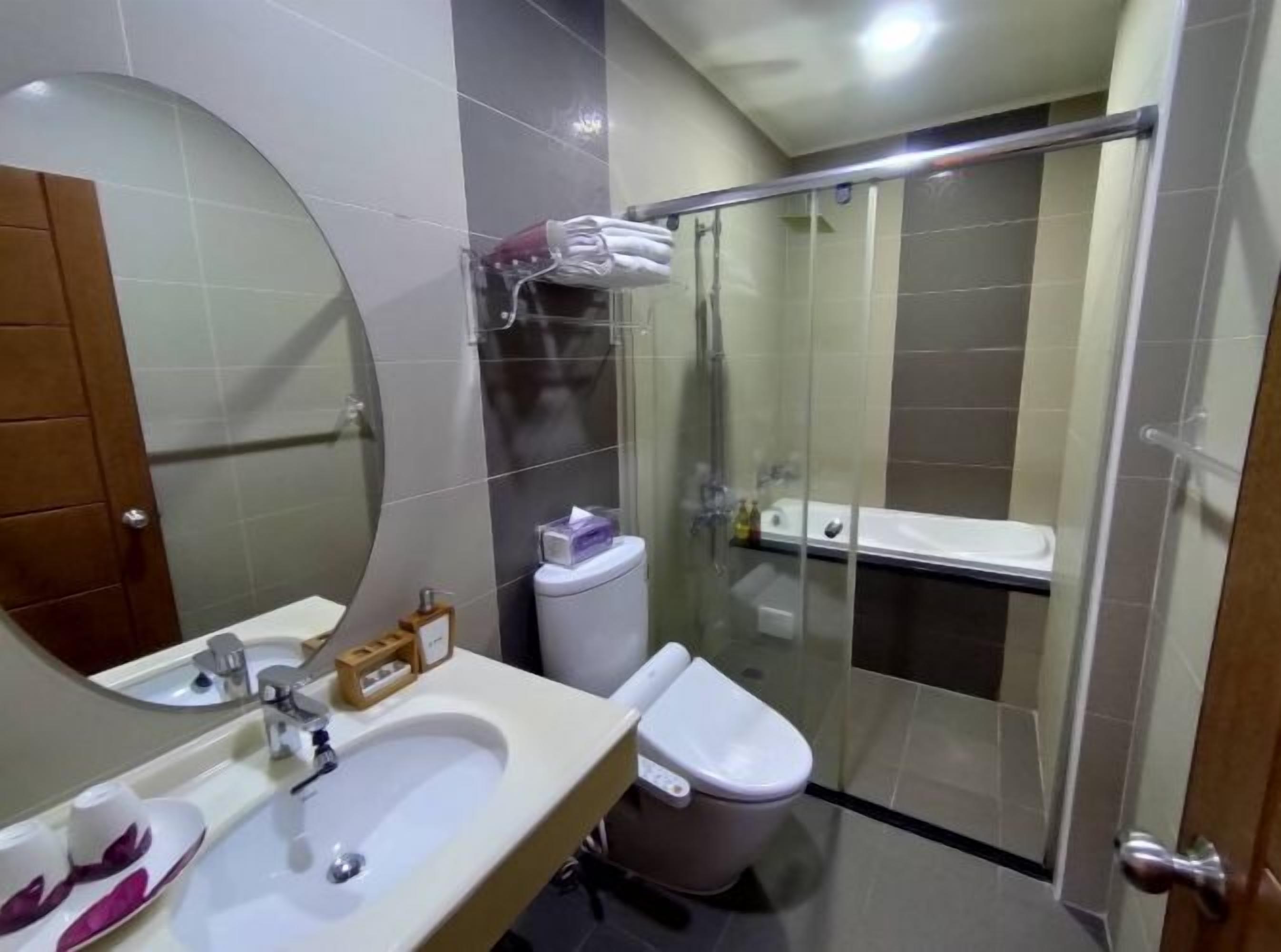 Comfort Double Room (201) | Bathroom | Free toiletries, hair dryer, slippers, towels